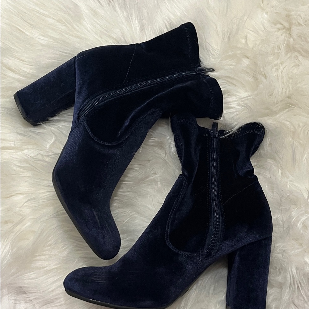 Elegant Blue Velvet Heeled Ankle Boots Size 7